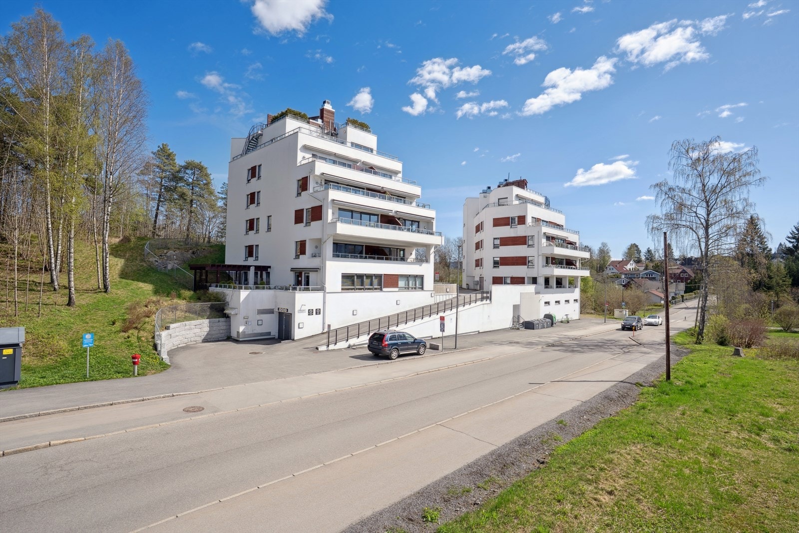 Felles eiet tomt for sameiet er beliggende i lett skrånet terreng, og pent opparbeidet med plen og prydbusker. Galleribilde