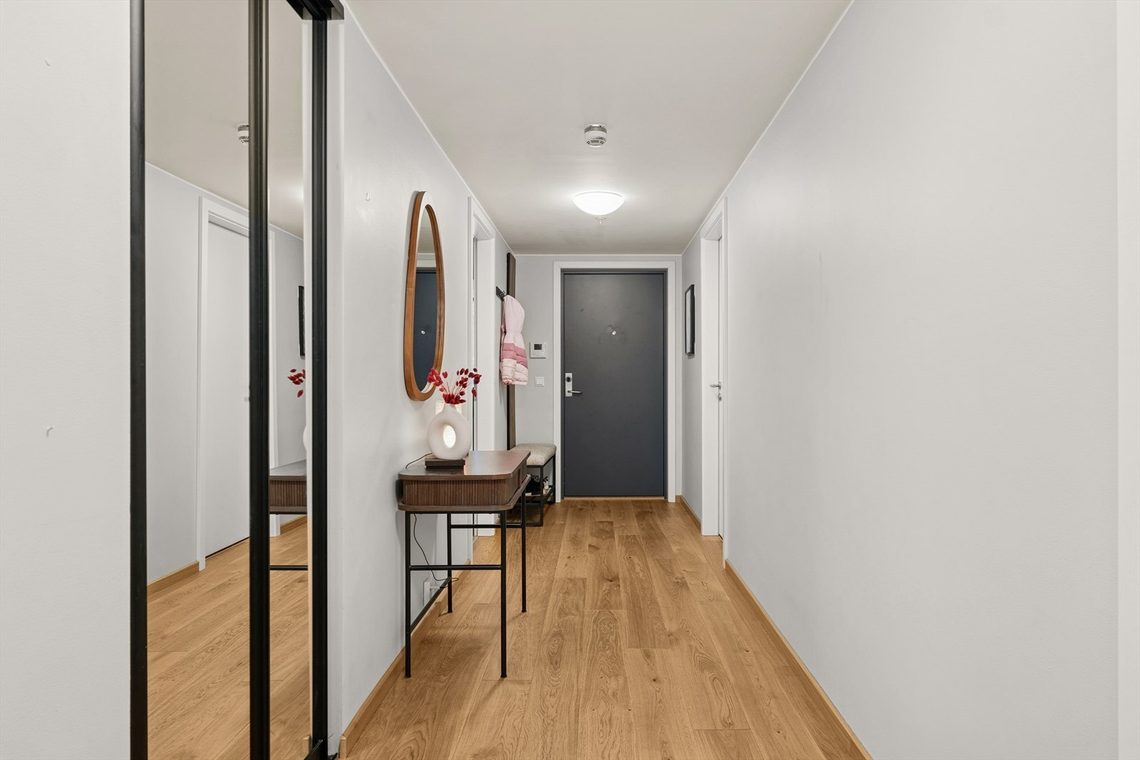 Inne blir du møtt av en hyggelig entré med god plass til oppbevaringsløsninger som skyvedørsgarderobe med speilfront. Galleribilde