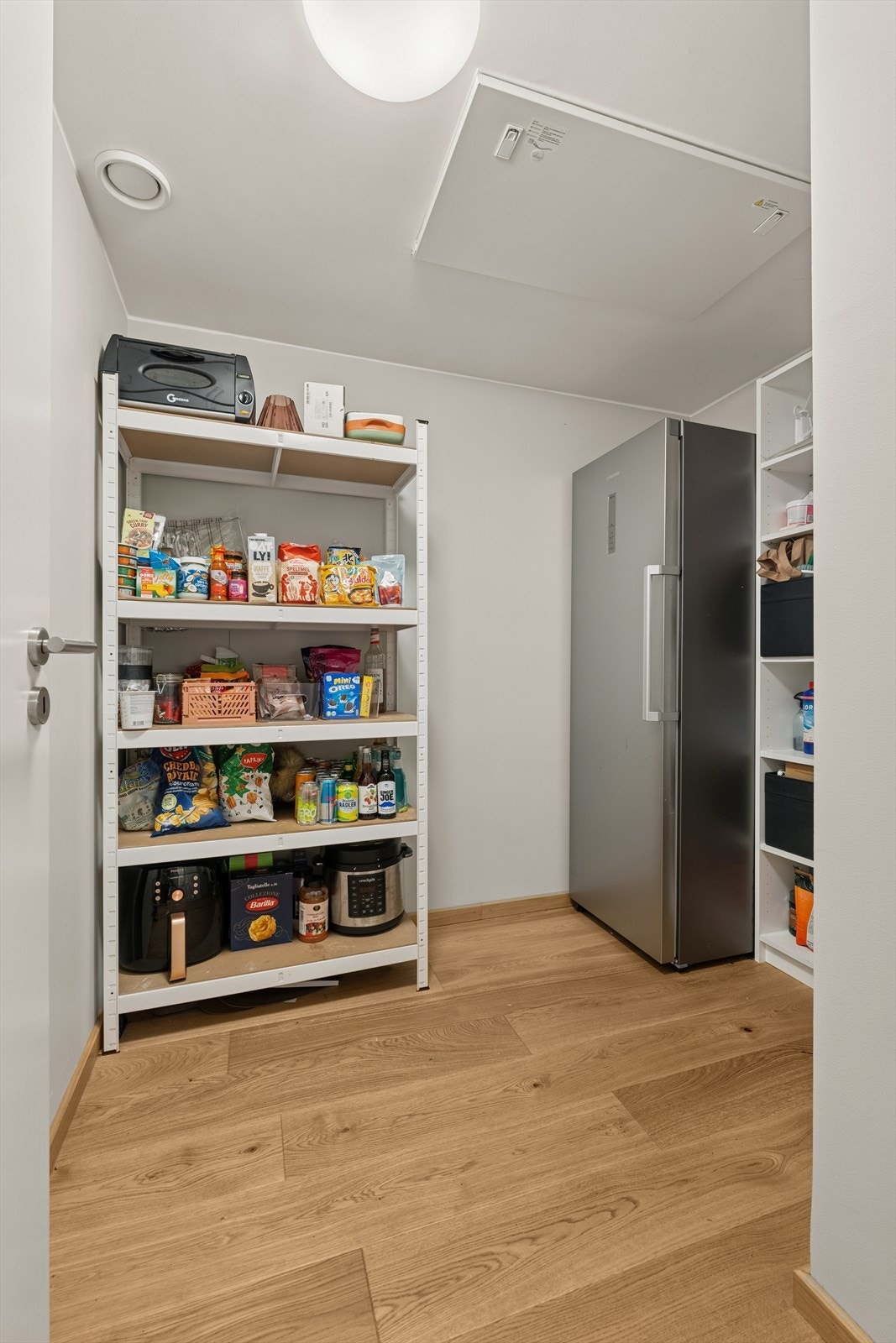 I tilknytning til gangen er det en praktisk innvendig bod med god plass til skap og hyller. Galleribilde