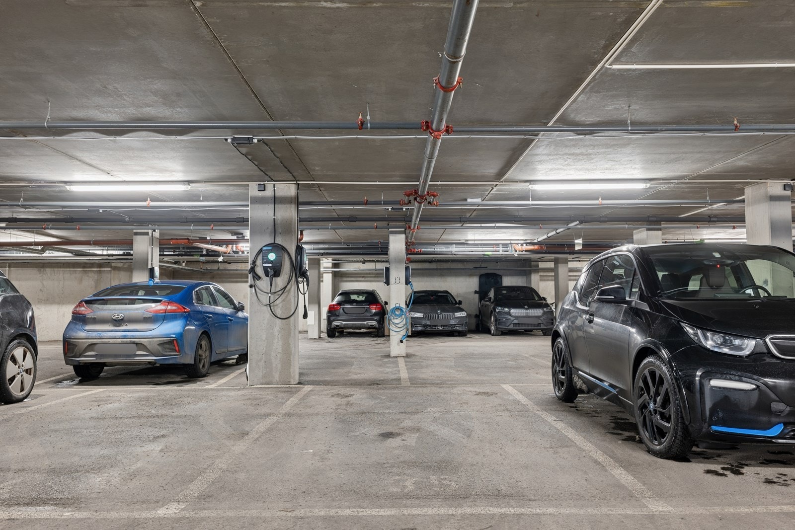 Det medfølger en fast parkeringsplass med el-billader i felles parkeringskjeller. Galleribilde