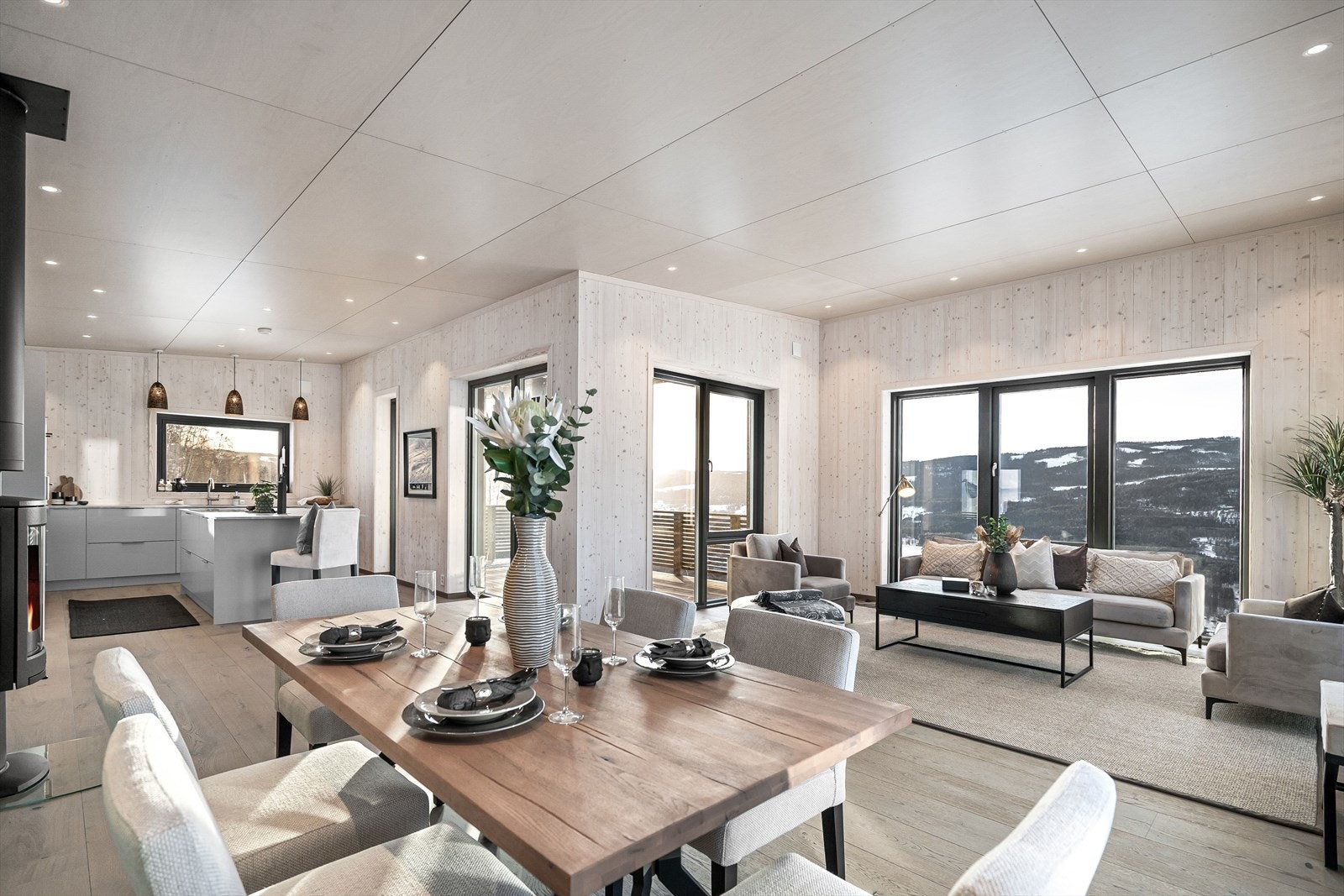 Velkommen til Smørlykkja 24 - Her får du en romslig og luftig hovedstue i behagelige farger, store vindusoverflater på 2,4 meter gir rikelig med lysinnslipp og ikke minst en flott utsikt. Galleribilde