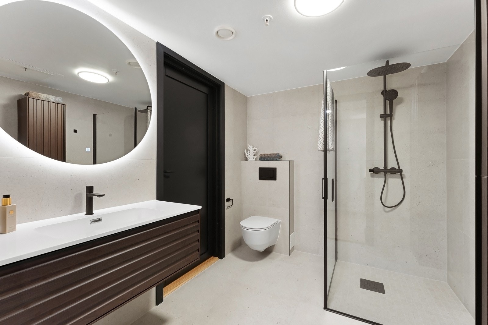 Badet har opplegg for vaskemaskin og tørketrommel og elektriske varmekabler i gulv. Galleribilde