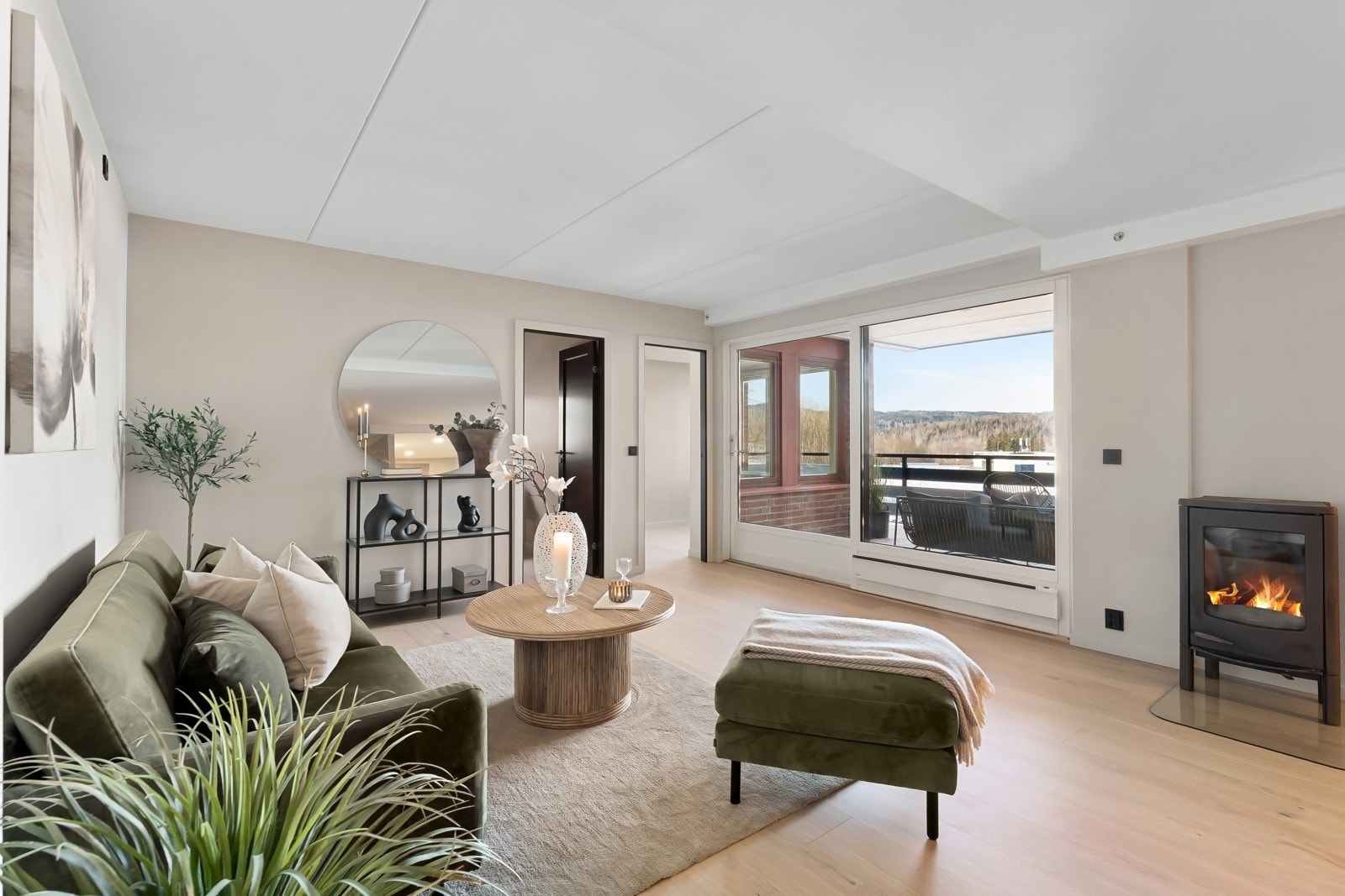 Stilren og stor stue med god plass til sofaløsning med tilhørende møblement. Galleribilde