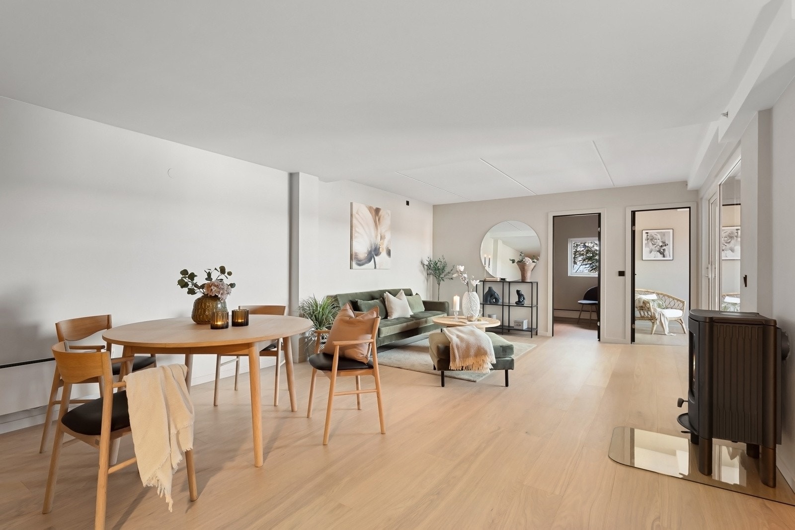 Det er åpen stue-kjøkken løsning som understøtter boligens smarte planløsning. Galleribilde