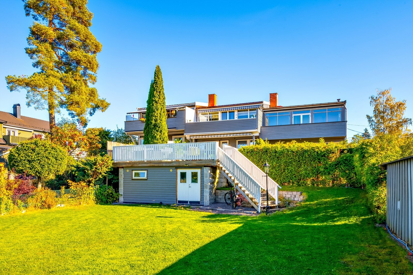 Boligen har også en egen, fantastisk hage. Her har du sol fra morgen til kveld! Under terrassen er det en romslig bod. Galleribilde