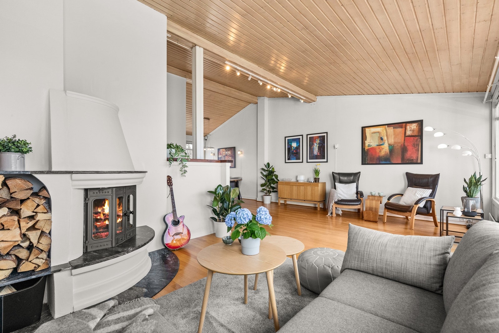Stuens gode størrelse gir deg også gode muligheter for å innrede med flere soner. Galleribilde