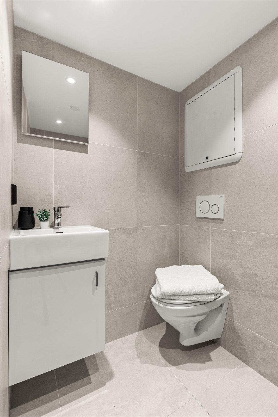 Underetasjen har også et bad. Dette badet ble renovert i 2022 og er flislagt på gulv og vegger med varme i gulvet. Galleribilde