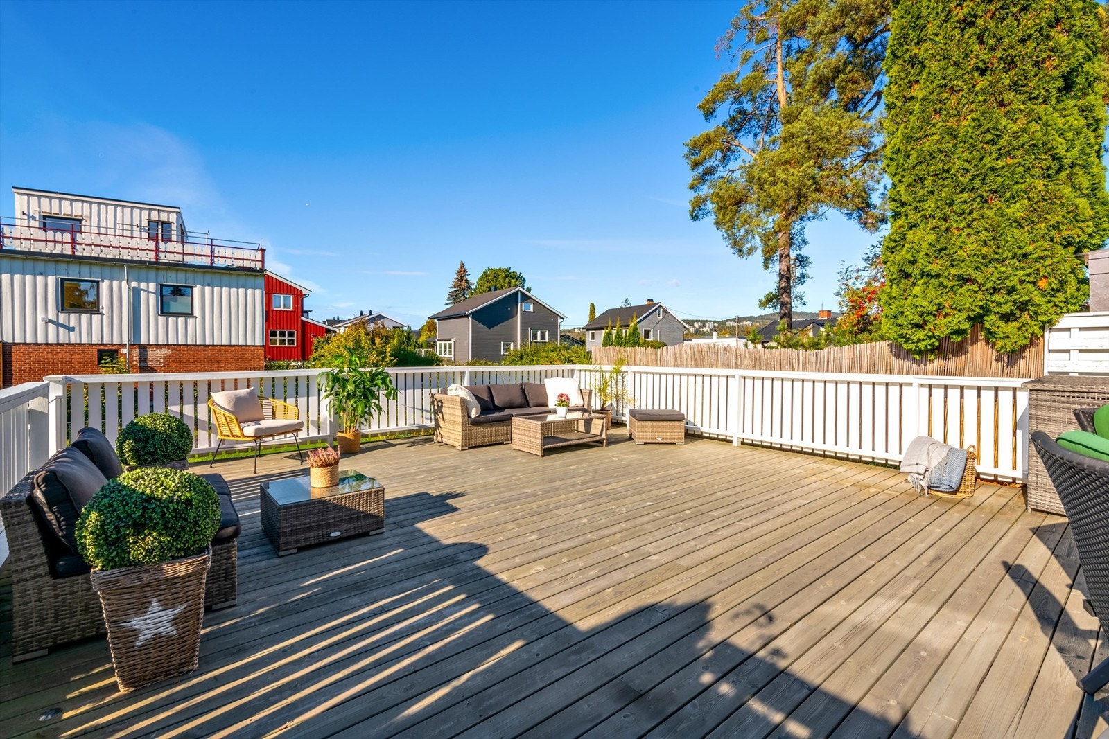 I første etasje ligger boligens fantastiske markterrasse. Galleribilde