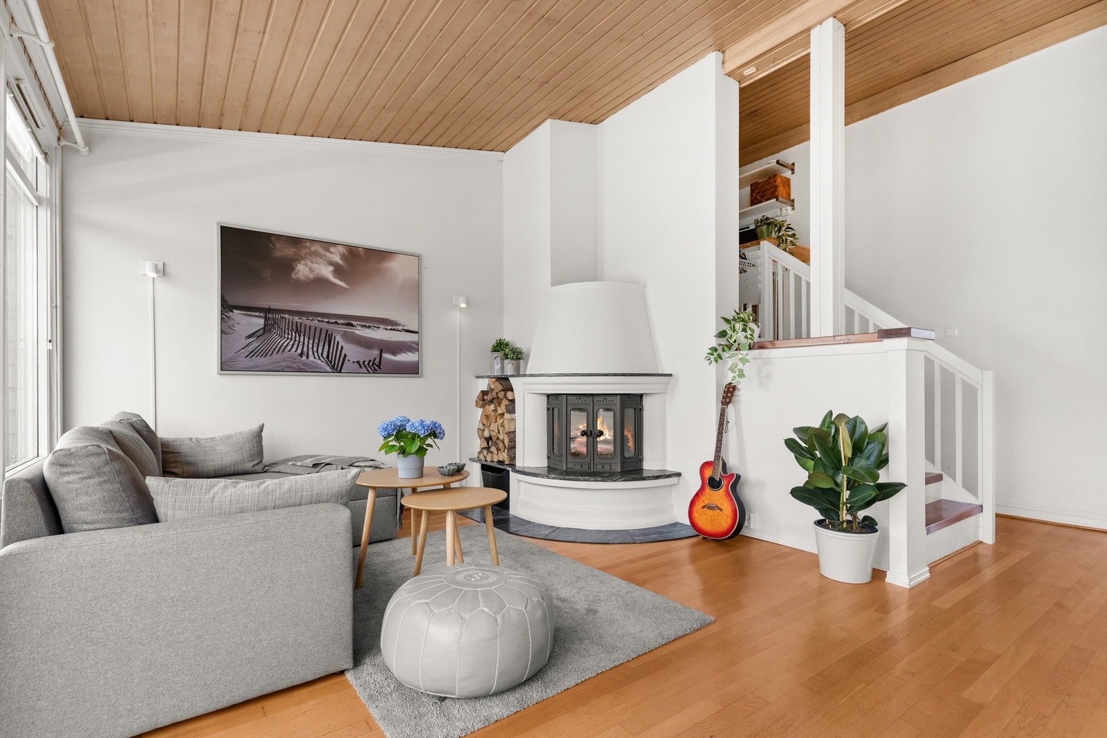 Stuen har også en herlig peisovn - perfekt for kalde vinterkvelder. Galleribilde