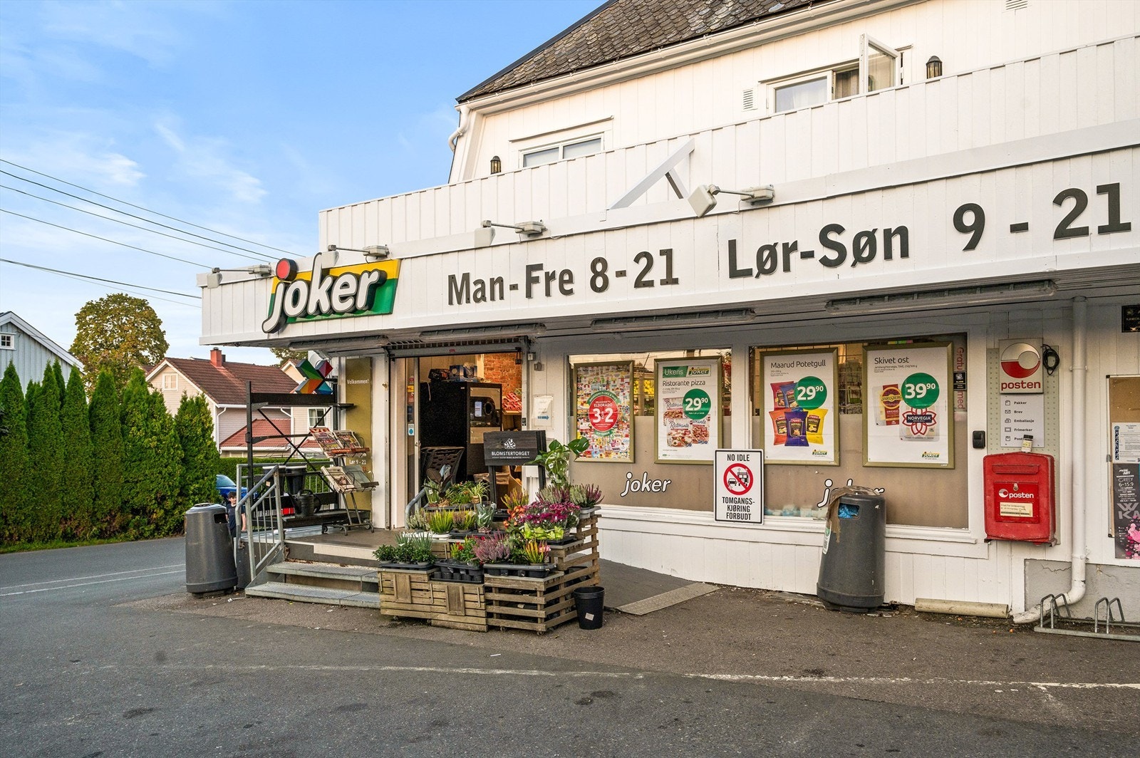Dagligvarehandelen kan gjøres ved blant annet søndagsåpent Joker som ligger like ved boligen og det er ellers gangavstand til Rema 1000 Karihaugen. Galleribilde