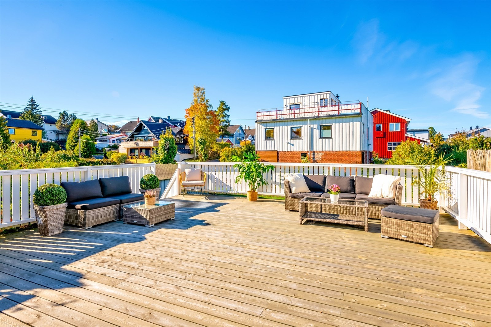 Det er nedfelt belysning i terrasseplattingen. Galleribilde