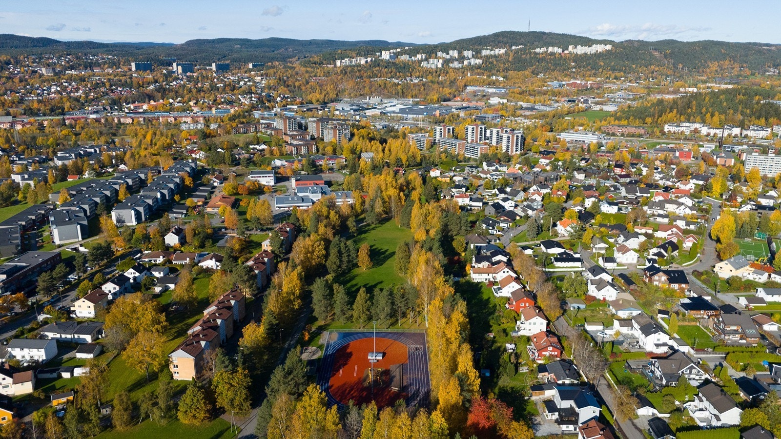Høybråten er et attraktivt og etablert boligområde omkranset av flotte grøntområder. Galleribilde