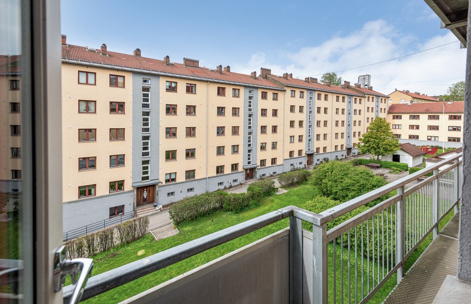 Hyggelig brannbalkong (adkomst via vindu) som selger har benyttet på varme sommerdager Galleribilde