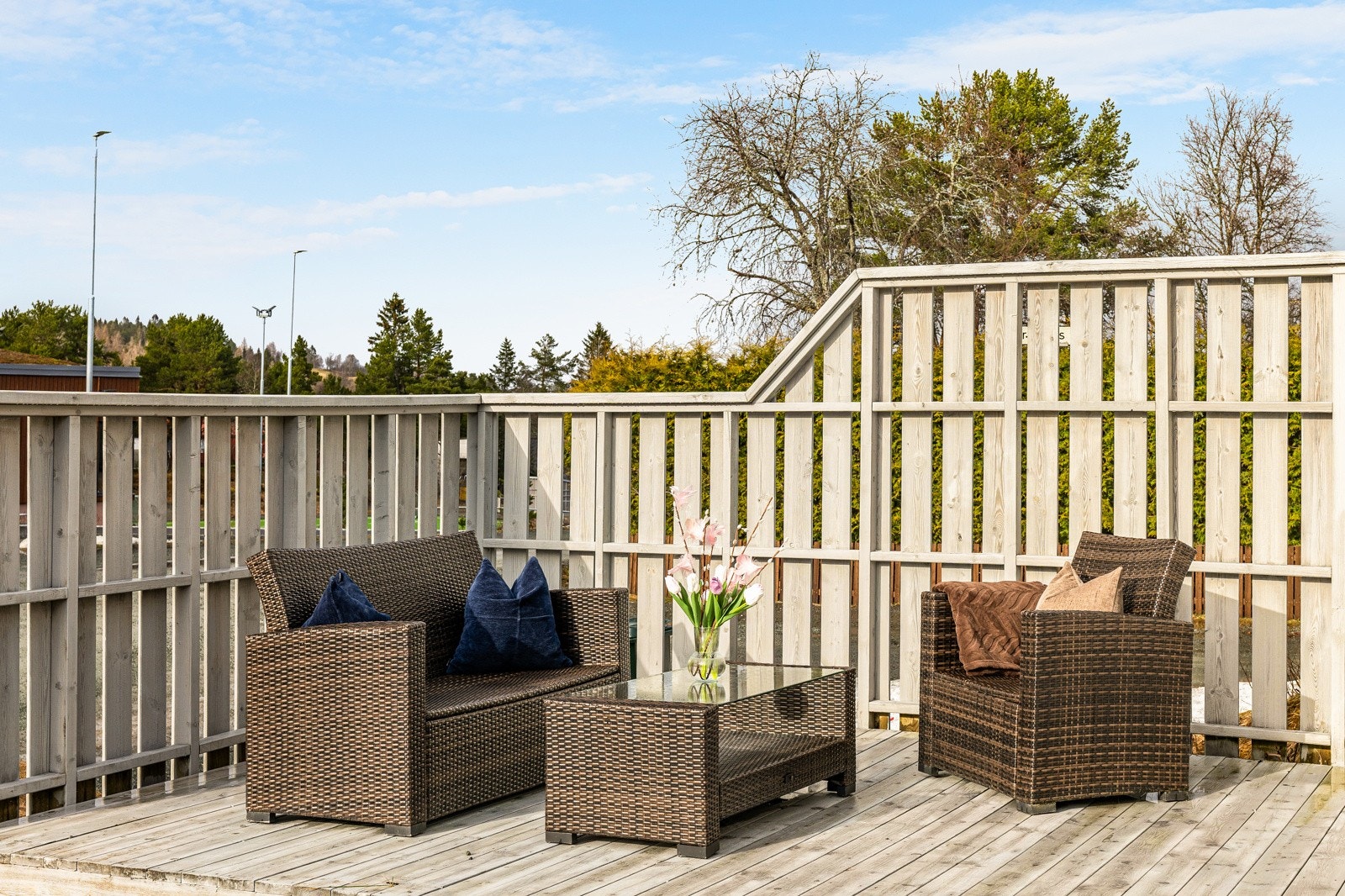 Fra bakkeplan har man tilgang til en romslig terrasse hvor man kan nyte de fantastiske godværsdagene med god skjerming Galleribilde