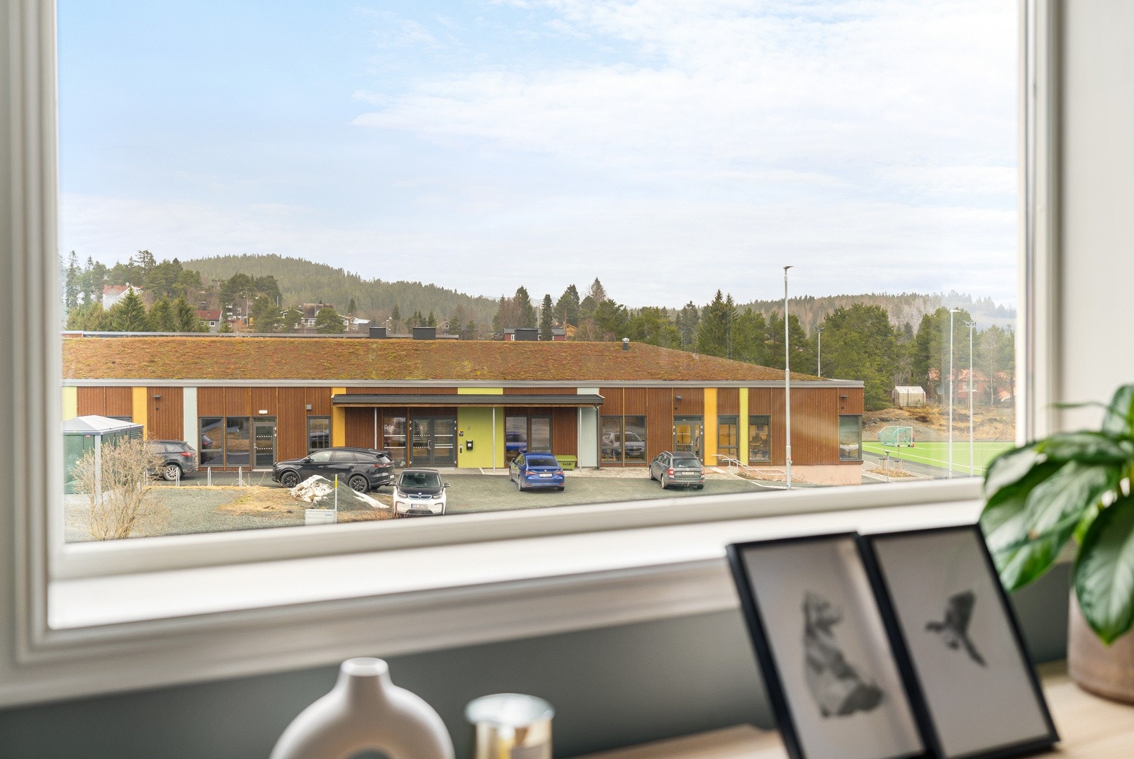 Treningssenter og idrettsplass like ovenfor gaten Galleribilde