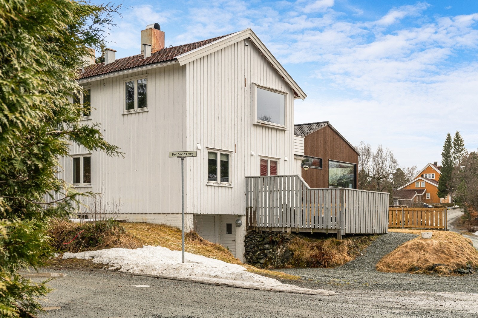 Med garasjeport i sokkelen har man garasjeplass for en liten bil eller en romslig utstyrsbod til hageredskaper og skiutstyr Galleribilde