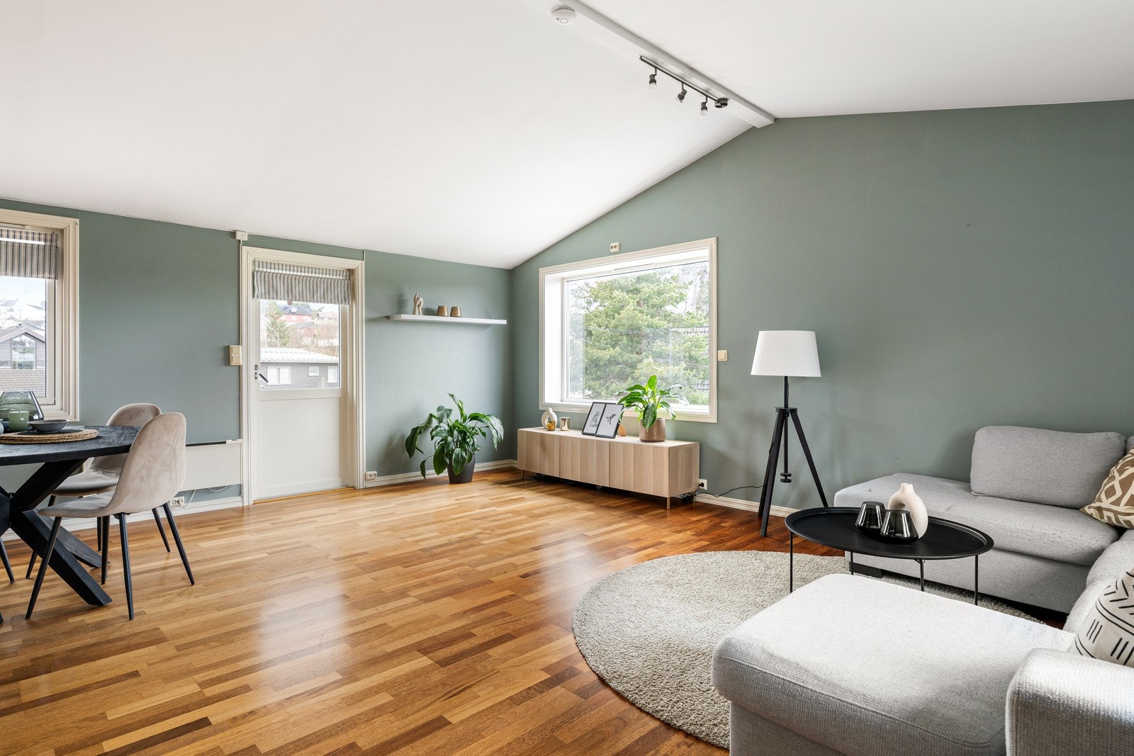 Fra stuen har man utgang til takterrassen Galleribilde