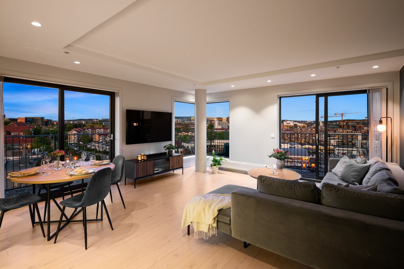 Jonas Ekse Hovland v/ Krogsveen har gleden av å presentere denne fantastiske utsiktsleiligheten som ligger høyt og fritt til i høyhuset på Marienfryd! Galleribilde