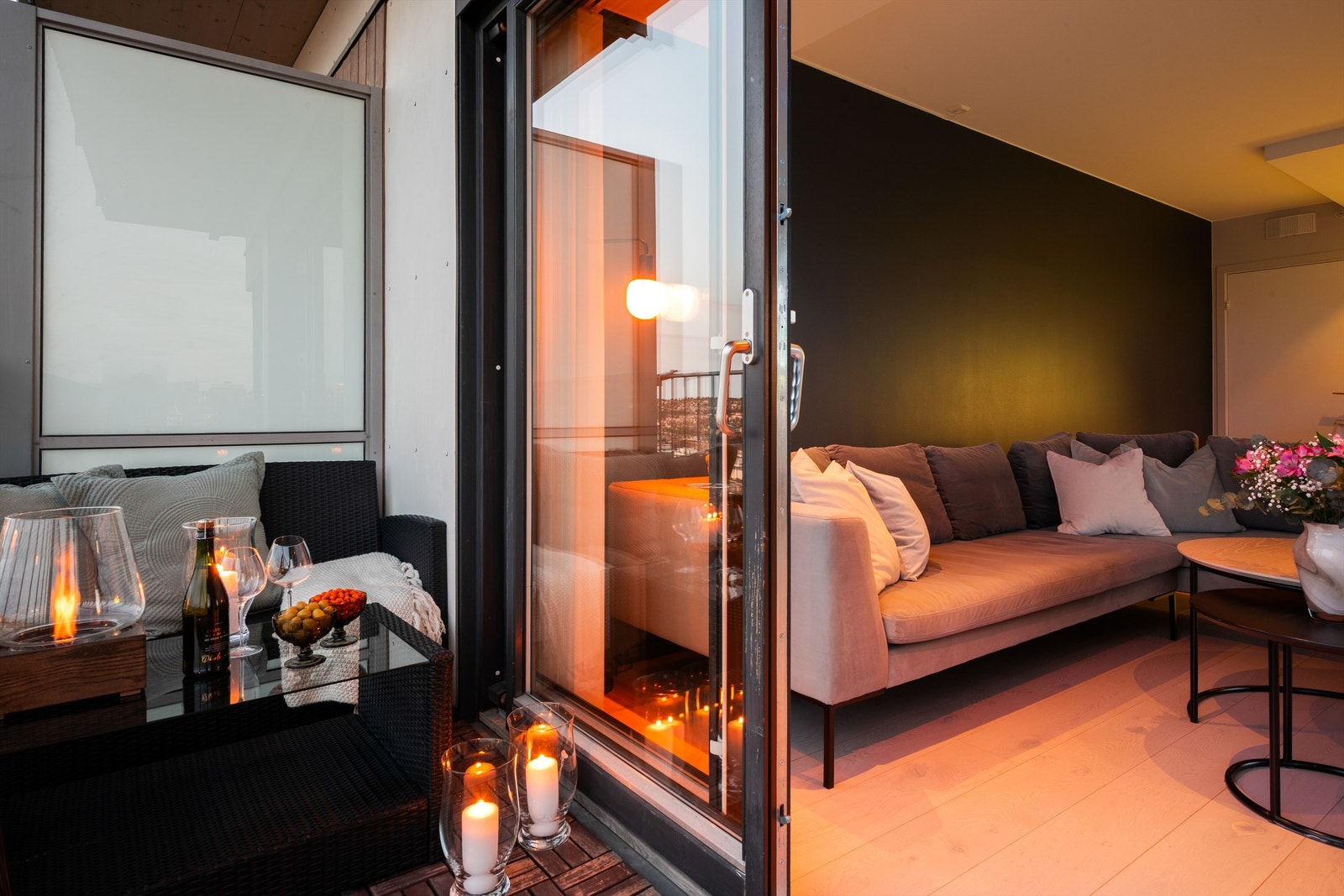 Fra stuen kommer du ut til boligens unike og usjenerte hjørnebalkong på hele 23 kvm. Galleribilde