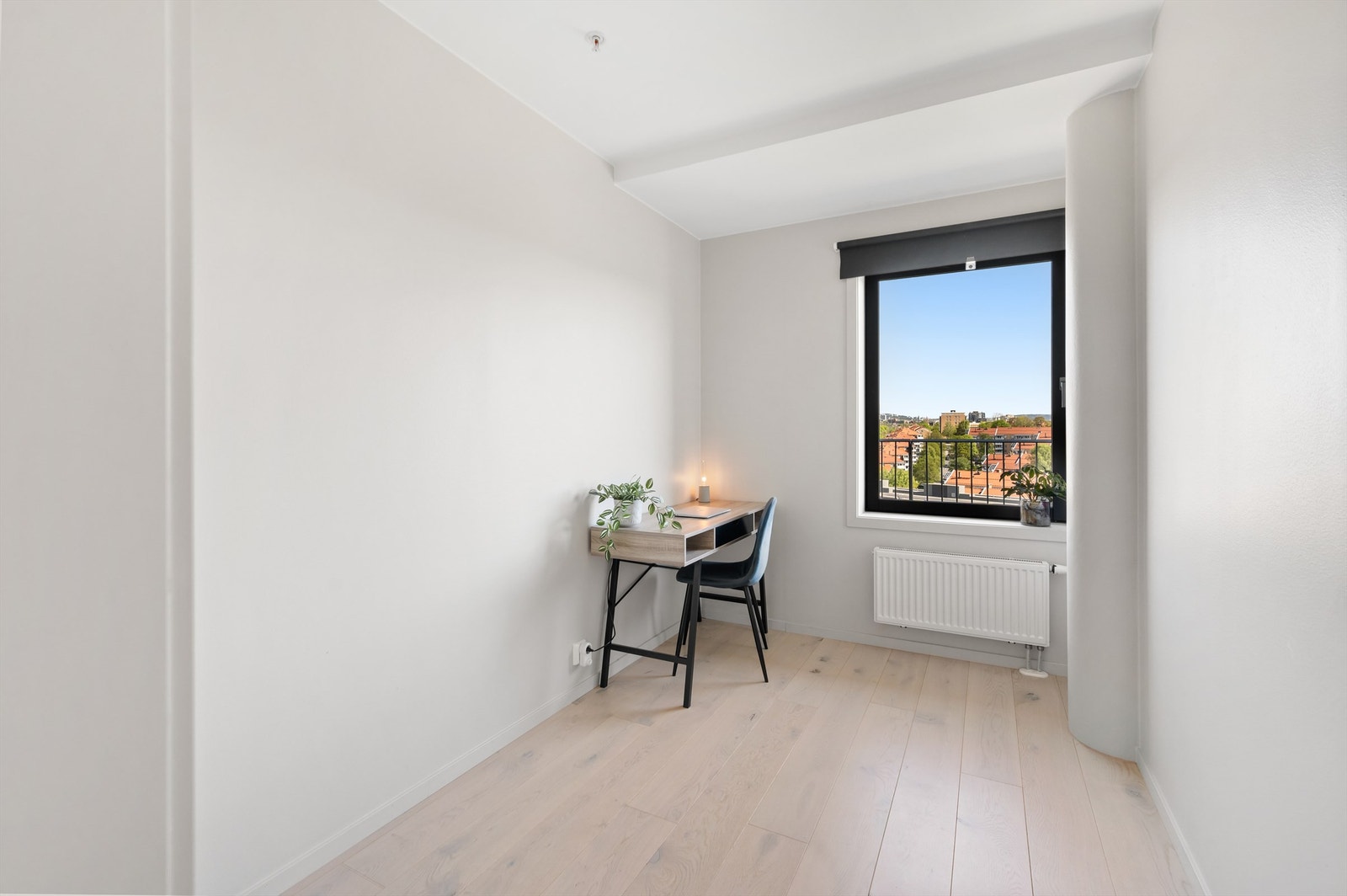 Leilighetens andre soverom har plass til seng, skrivepult og oppbevaring i garderobeskap. Rommet er fleksibelt i bruk og passer perfekt som barnerom, gjesterom eller kontor. Galleribilde