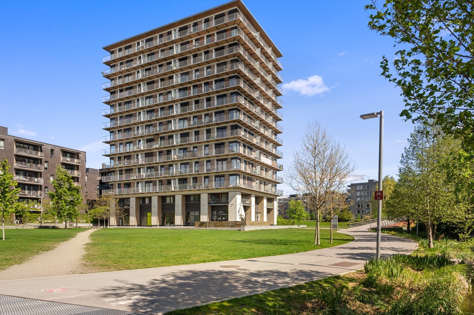 I 1. etasje på bygget er det sushi restaurant, takeaway, frisør/make up og Thairestaurant. Svært praktisk i en travel hverdag. Galleribilde