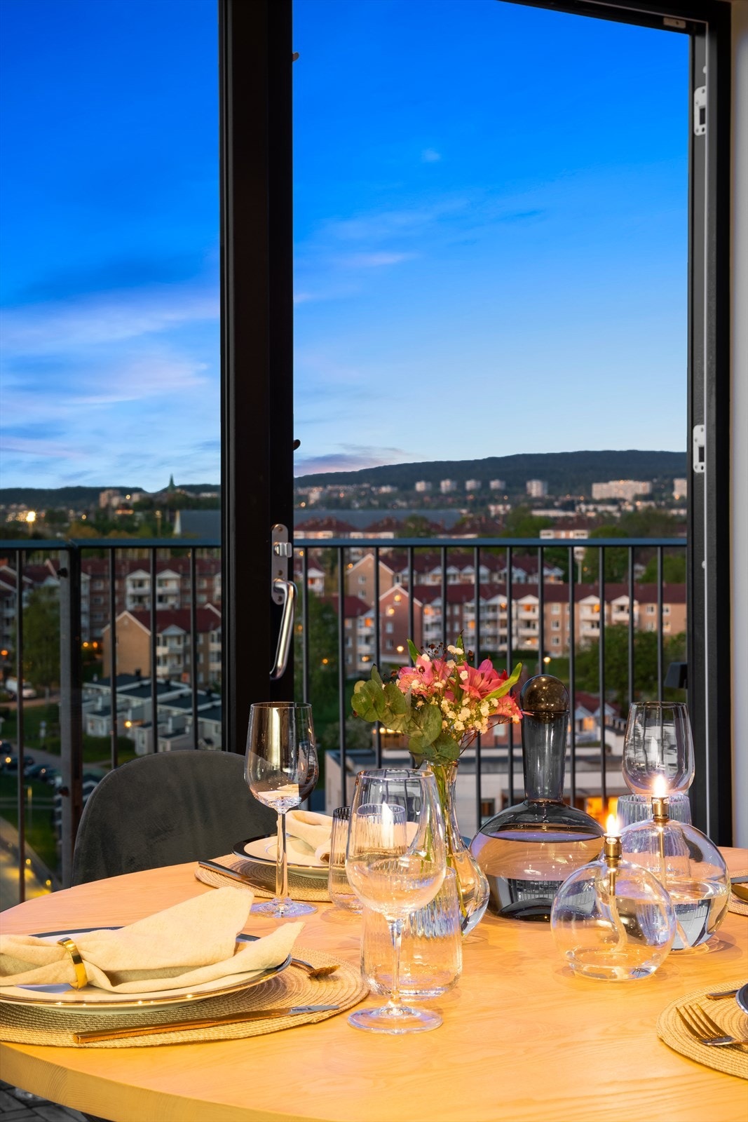 I fin overgang mot kjøkkenet er det også god plass for å innrede med et spisebord med gode muligheter for å invitere venner og familie på middag. Galleribilde