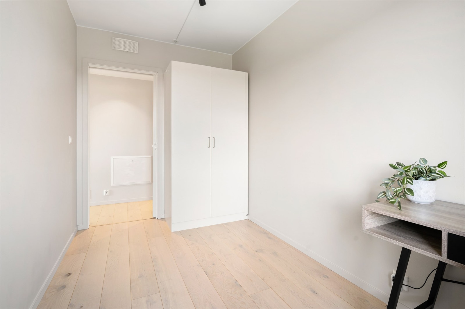 Boligen er tilknyttet Telia som leverandør av kabel-tv og internett der avgiften for internett er inkludert i felleskostnader. Galleribilde