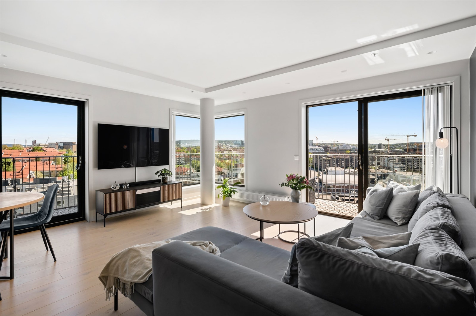 Grunnet leilighetens hjørnebeliggenhet sørger store vindusflater på to vegger for rikelig med lysinnslipp som skaper en lys og luftig atmosfære i rommet. Galleribilde