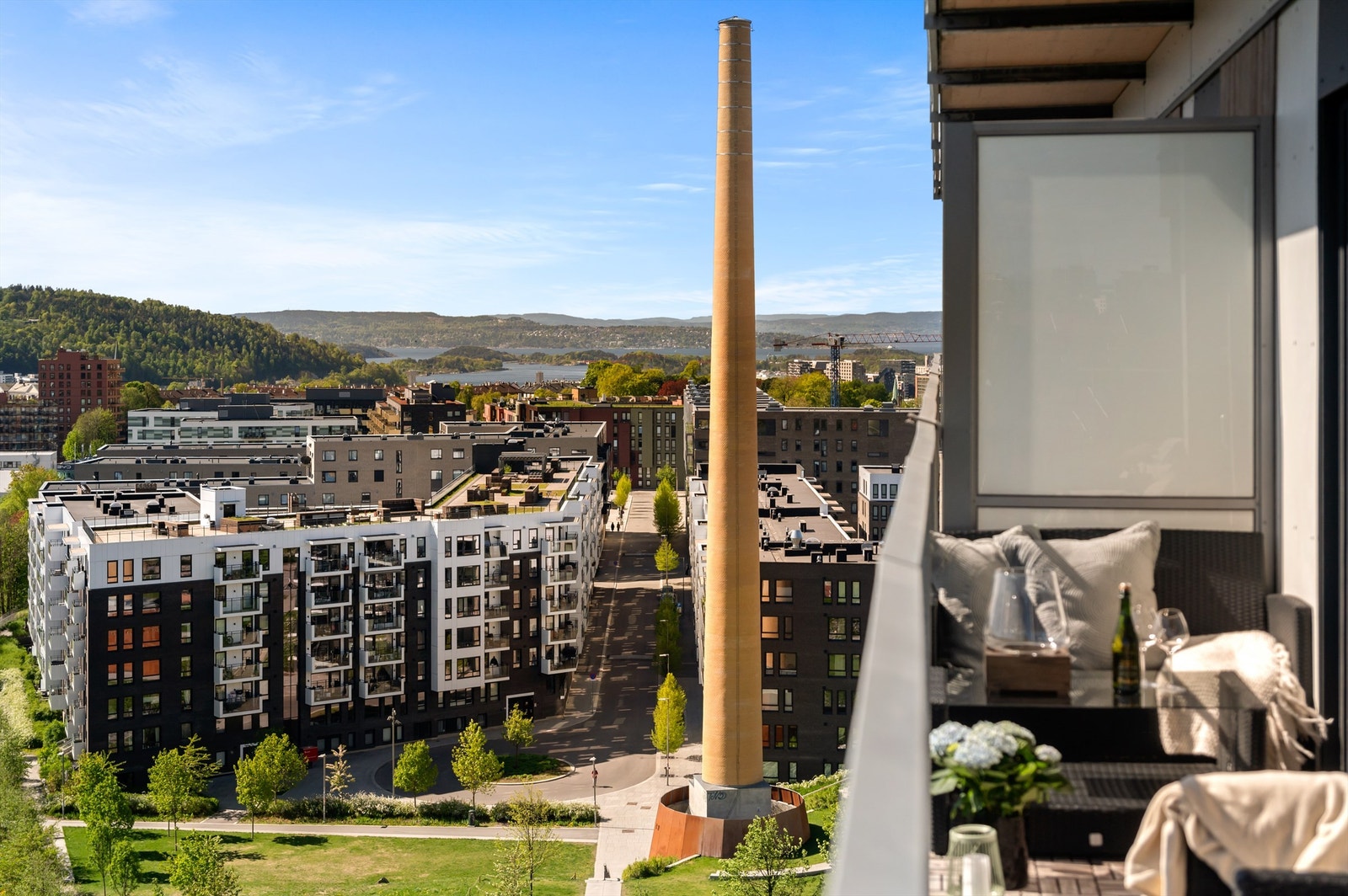 Fra balkongen kan du dessuten nyte en flott, vidstrakt utsikt, i tillegg får du glimt av fjorden fra den ene siden. Selger informerer om sol fra kl 06-15:30 med utgangspunkt i midtsommer. Galleribilde