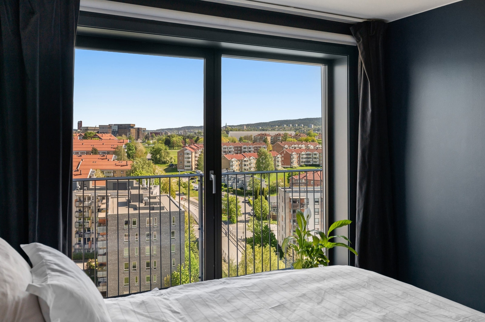 Her kan du slappe av med morgenkaffen servert på sengen - men den fantastiske utsikten fra 11. etasje. Galleribilde