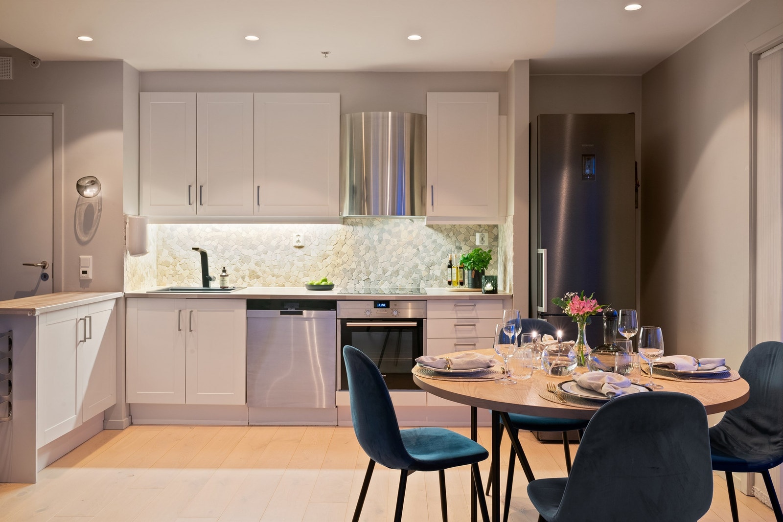 Innredningen består av hvite profilerte fronter, benkeplater av laminat med nedfelt oppvaskkum av komposittmateriale med ett-greps armatur. Galleribilde