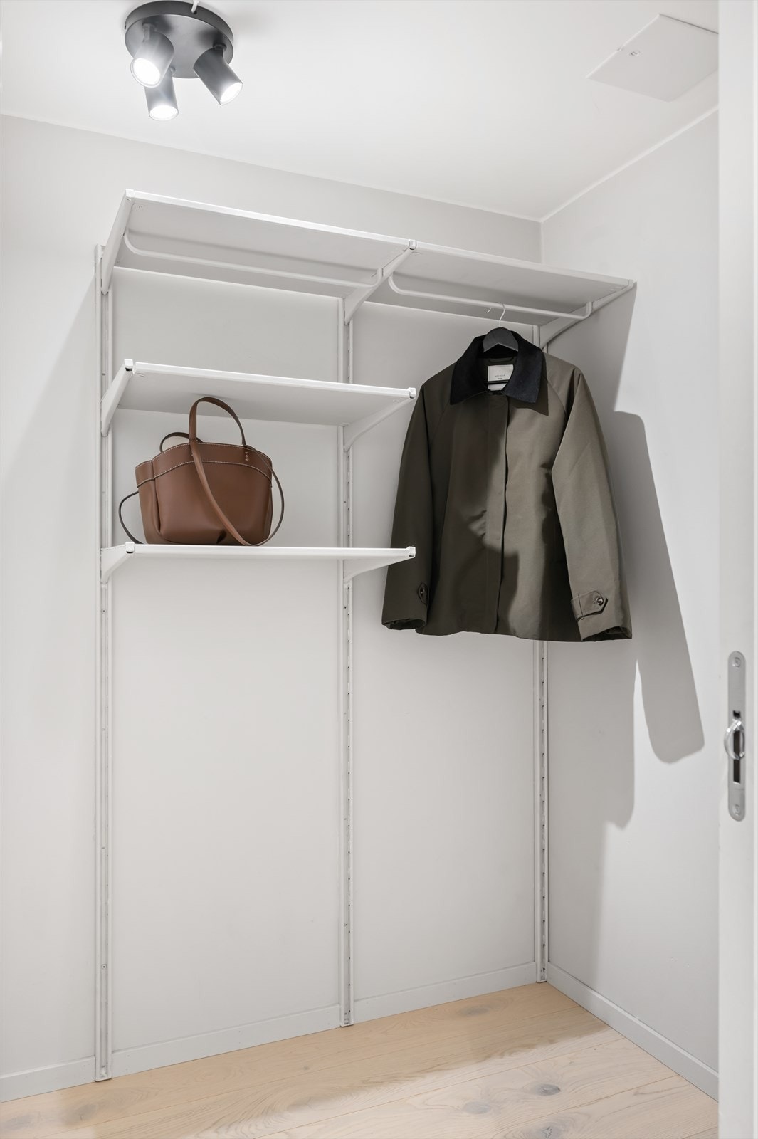 Boden brukes i dag som garderobe - det gir god plass til sko og yttertøy samt at selve entréen får bra med gulvplass. Galleribilde