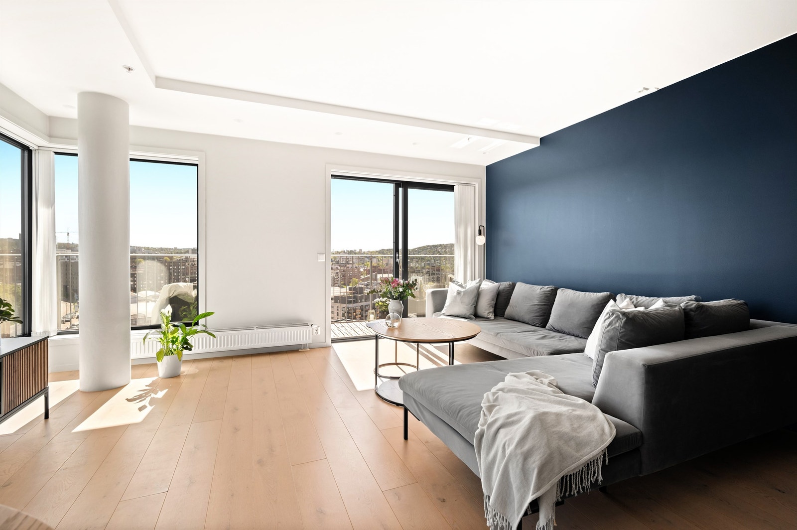 Stuen er av god størrelse og kan følgelig enkelt innredes etter eget behov og personlig stil. God plass til hyggelig sofagruppe med tilhørende salongbord og tv-seksjon. Galleribilde