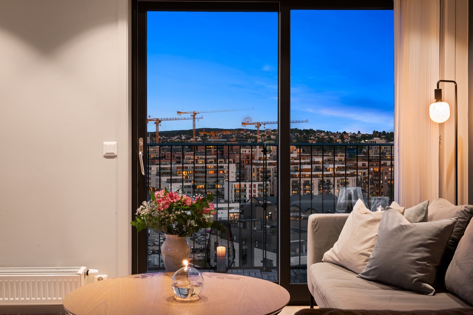 Leiligheten varmes opp ved bruk av vannbåren varme tilknyttet radiatorer. Fyring og varmtvann er inkludert i felleskostnadene. I tillegg er det er elektrisk gulvvarme i entré, bad, stue/kjøkken og bod. Galleribilde