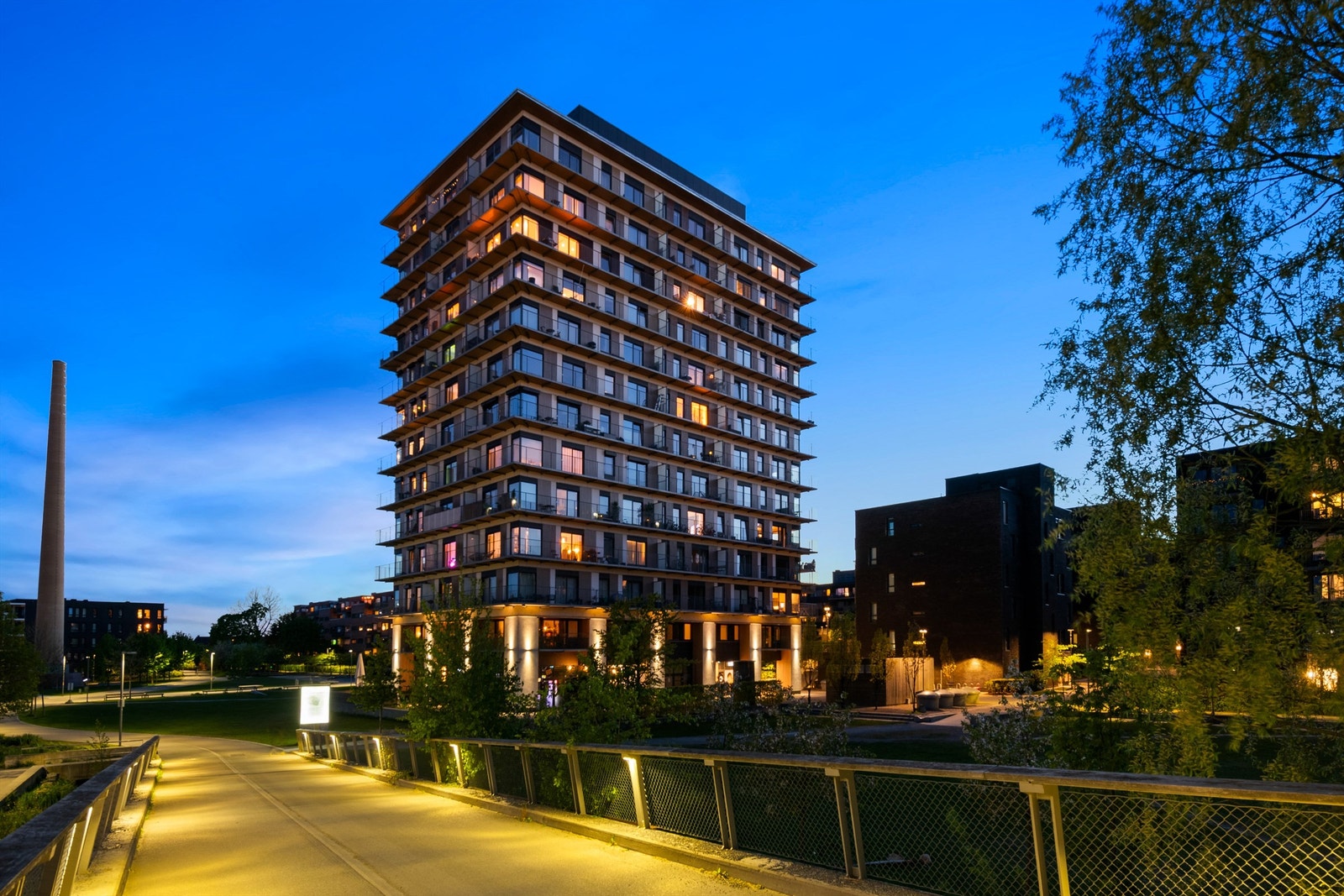 Sentral og attraktiv beliggenhet på spennende Hasle, nærmere bestemt mellom Lille Tøyen Hageby, Hovin og Ensjø. Idylliske og ærverdige Lille Tøyen Hageby er nærmeste nabo. Galleribilde