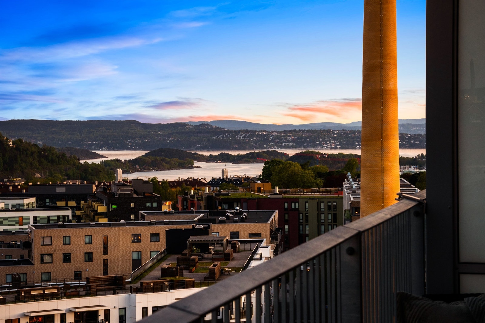 Balkongen størrelse gir gode muligheter for å innrede med flere soner med både sittegrupper, grill, oppbevaring og putekasse. Galleribilde