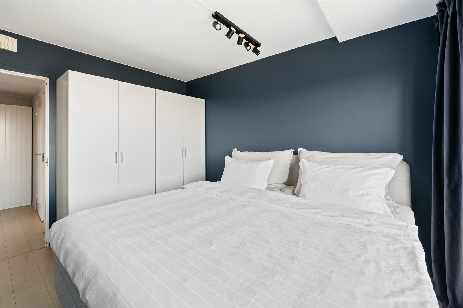 Hovedsoverommet har rikelig med plass til dobbeltseng (210x210 på bilde) med tilhørende nattbord på hver side. I tillegg er rommet praktisk innredet med et romslig garderobeskap for oppbevaring. Galleribilde