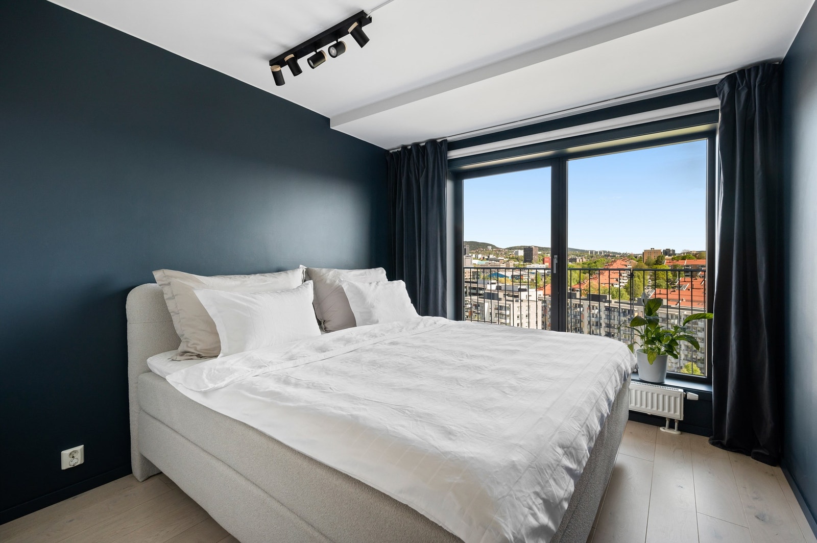 Leiligheten har to soverom av god størrelse. Begge soverom har adkomst fra gang og ligger fint tilbaketrukket fra stue og kjøkken. God plass til stor dobbeltseng, som i dette tilfelle er 210x210. Galleribilde