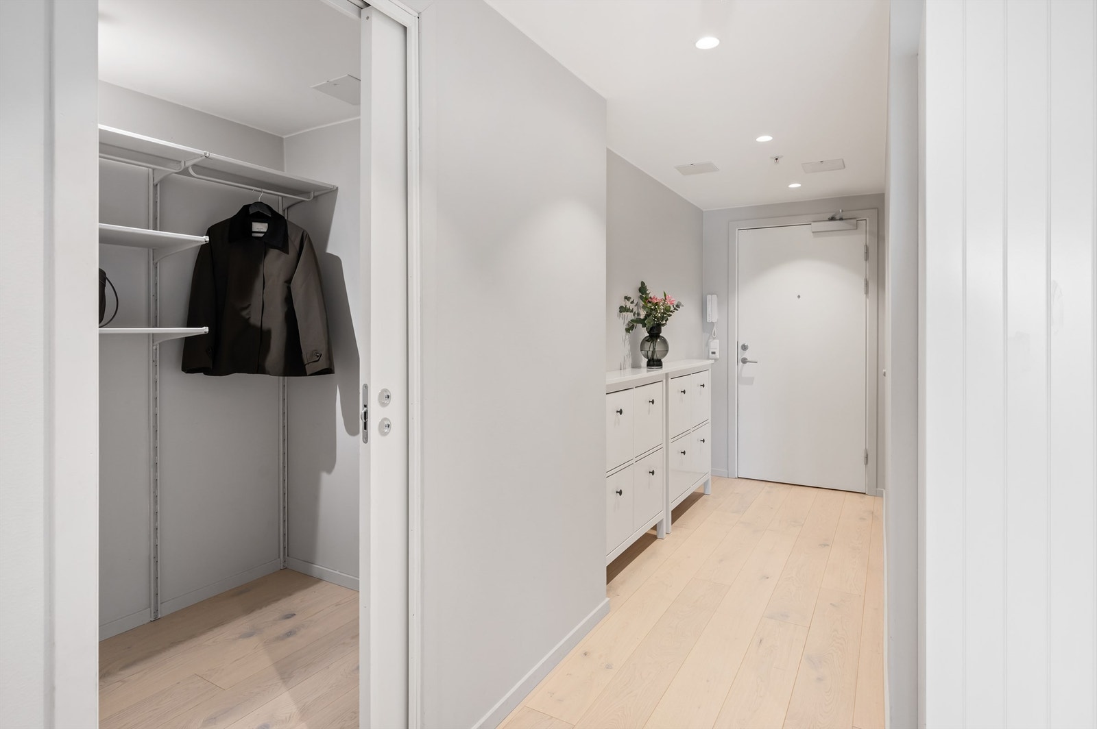 Det er god plass til oppbevaringsmøbler, lagringsplass i medfølgende garderobeskap i tillegg til praktisk bod på 3 kvm som ligger i praktisk tilknytning til entré/gang. Galleribilde