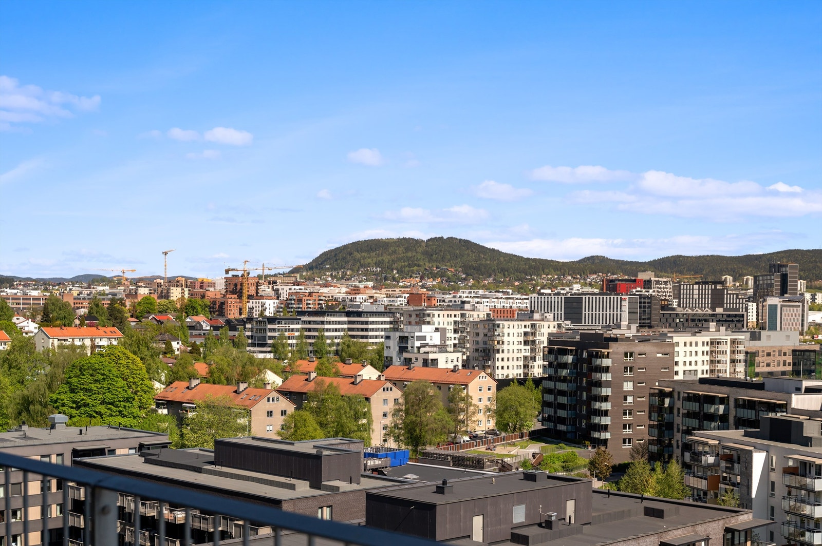 Med en slik hjørnebalkong har du gode muligheter til å nyte sommerens varme dager fra morgen til kveld, i tillegg til mulighet for skjerming av vinden ved å sitte i le hvis det blåser. Galleribilde