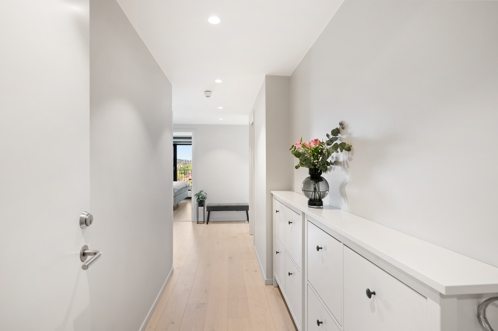 Velkommen inn! Leiligheten har en lys og praktisk entré som gir et godt førsteinntrykk av boligen. Enkel adkomst med to hurtige heiser i bygget. Galleribilde