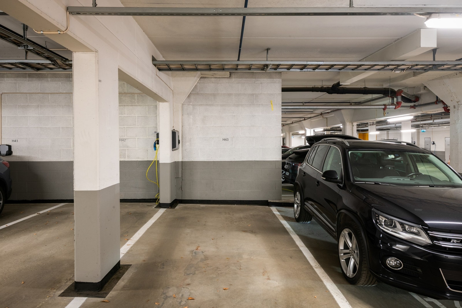 Leiligheten disponerer en parkeringsplass med el-billader i felles garasjeanlegg (merket H43) med adkomst via nabobygg. Galleribilde