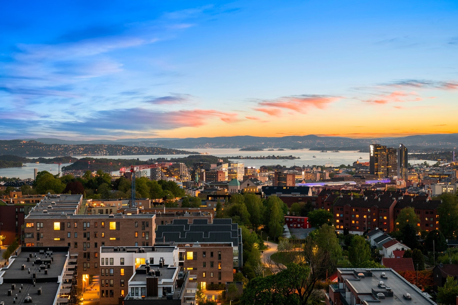 Takterrassen har upåklagelige sol- og utsiktsforhold. Nydelig utsikt mot fjorden - både på lyse sommerkvelder og når nyttårsrakettene lyser opp hele byen! Galleribilde