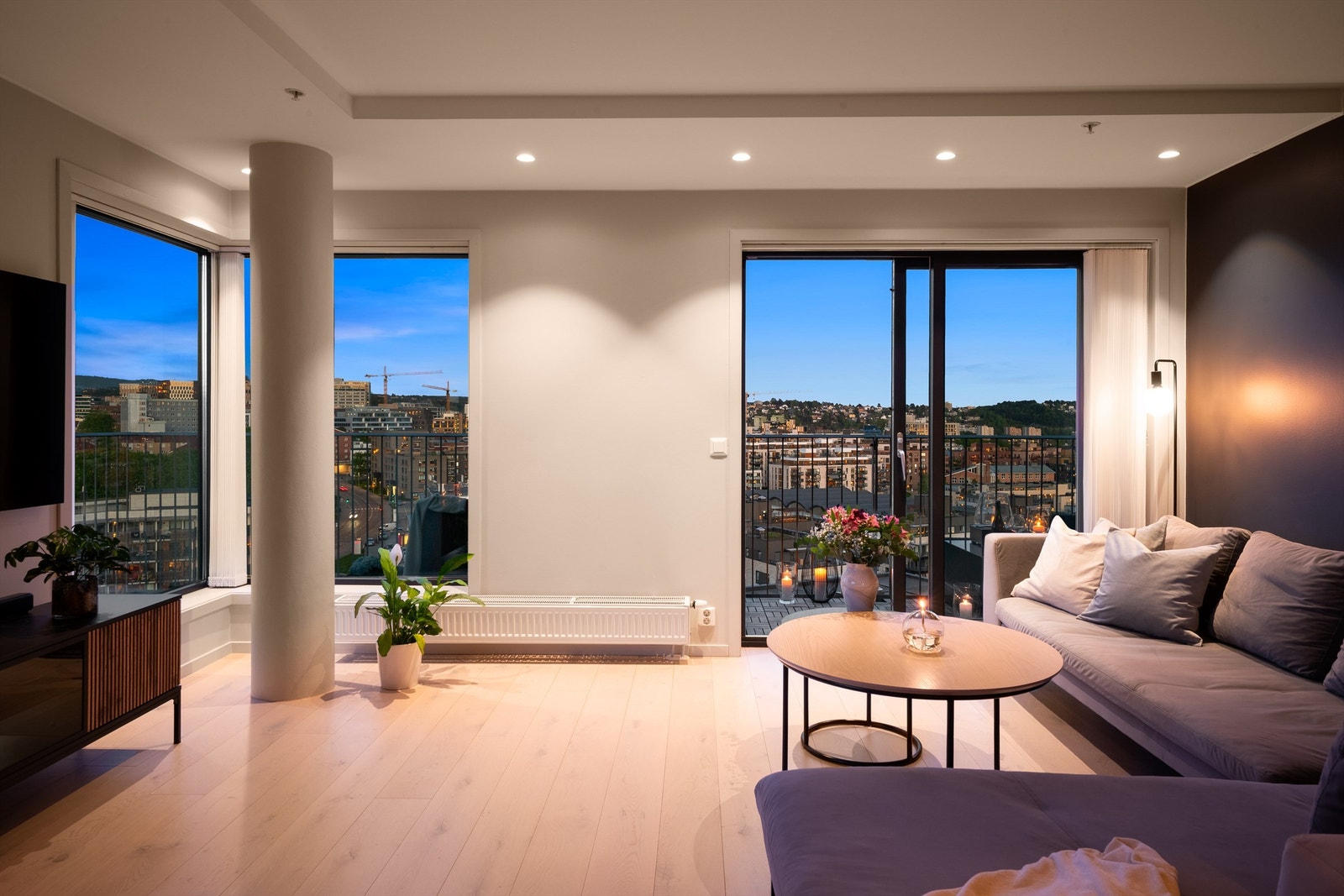 I tillegg kan den nydelige og åpne utsikten over deler av Oslo nytes mens du slapper av i sofaen - Det gir en helt spesiell ro å sitte her og se utover byen, og om kvelden blir det magisk når lysene fra bygningene tennes og byen våkner til liv. Galleribilde