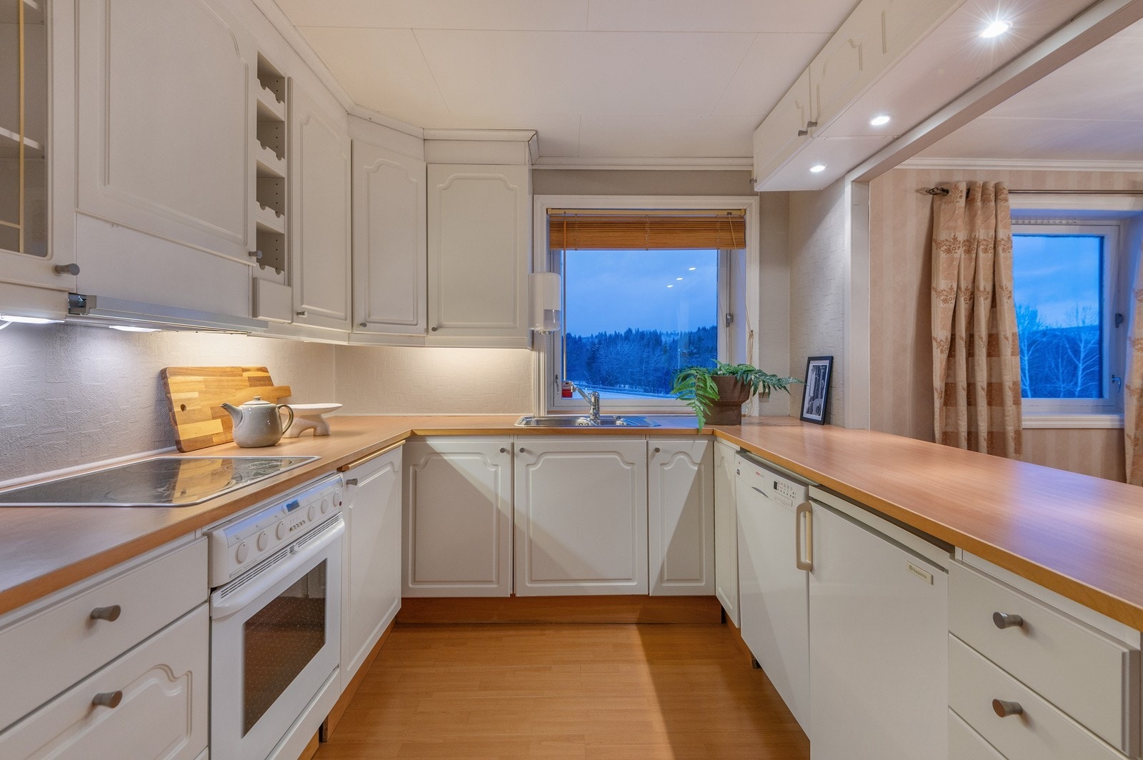 Lyst kjøkken med god skap-og benkeplass. Hvitevarer medfølger Galleribilde