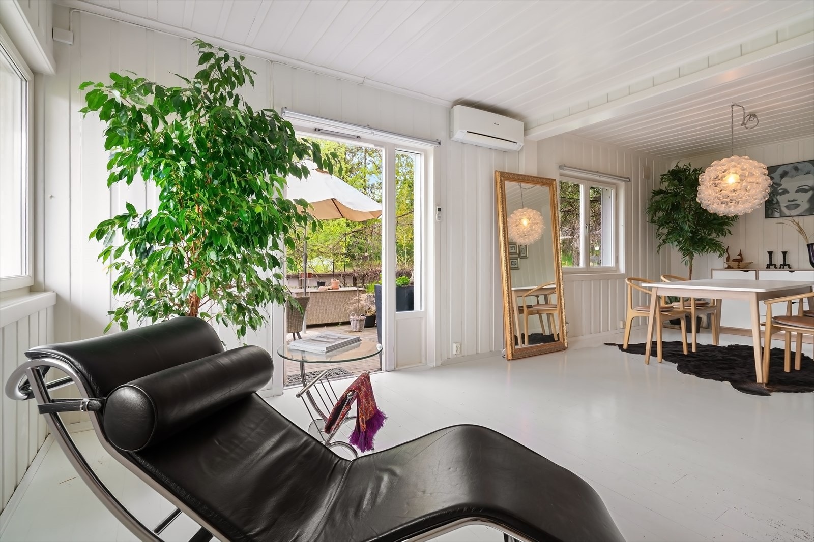 Lys og sjarmerende stue av god størrelse og med utgang til terrasse. Galleribilde