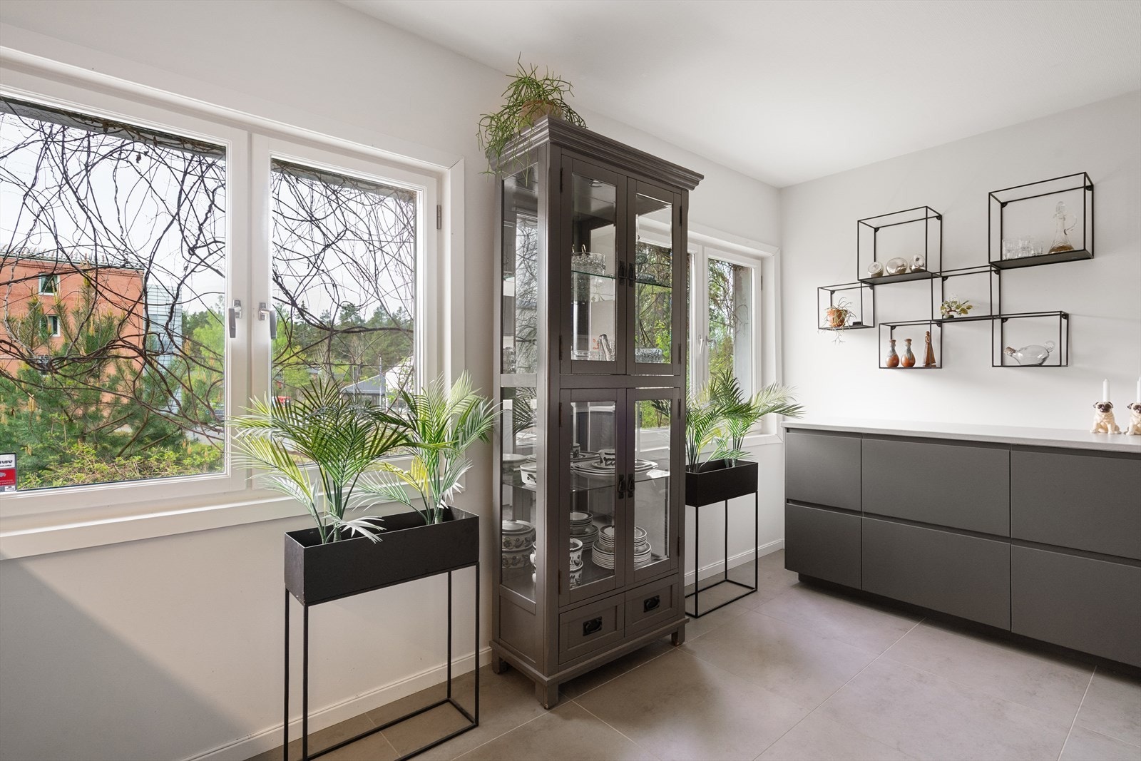 Vinduene sørger for naturlig belysning og her er det gode arbeidsforhold. Galleribilde