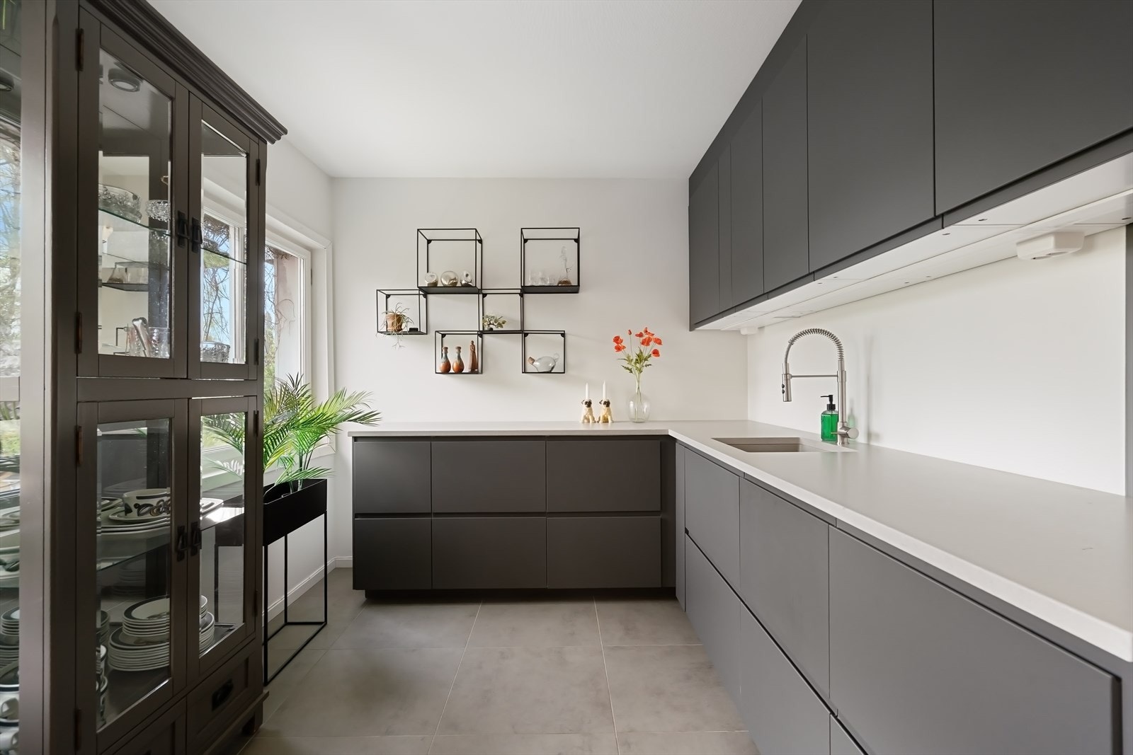 Kjøkkenet ble pusset opp i 2020 med detaljer som takhøye overskap og belysning i underkant. Galleribilde