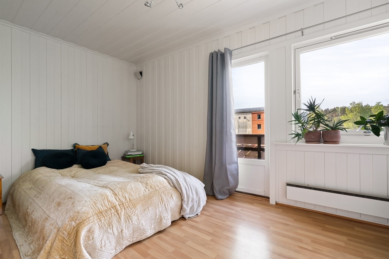 Fire lyse og store soverom i 2. etasje, hvor alle har fine vindusflater og godt med oppbevaringsplass. Galleribilde