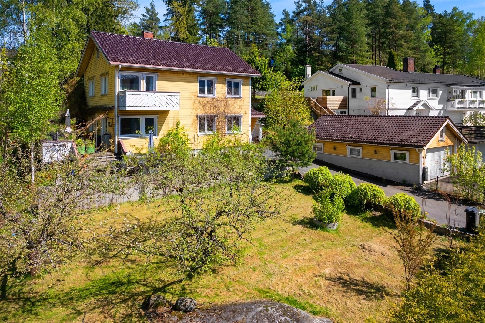 Eiendommen har garasje og en vakker, velholdt hage. Galleribilde